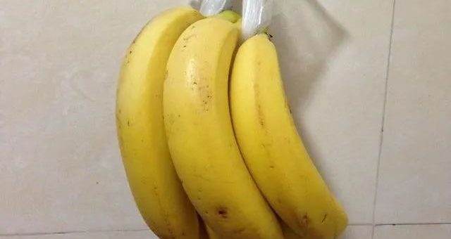 香蕉放在冰箱內皮凍黑了，能吃嗎？學會一招，香蕉放一周也不易爛