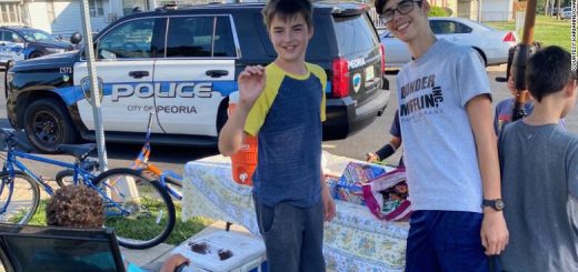 暖心！伊利諾伊州2名13歲男孩擺地攤被搶劫，當地警察排隊高價買他們的檸檬水！
